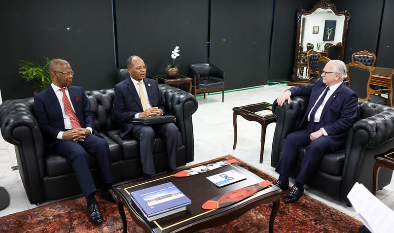 Ministro Edson Fachin recebe autoridade responsável pela defesa dos direitos dos cidadãos em Angola
