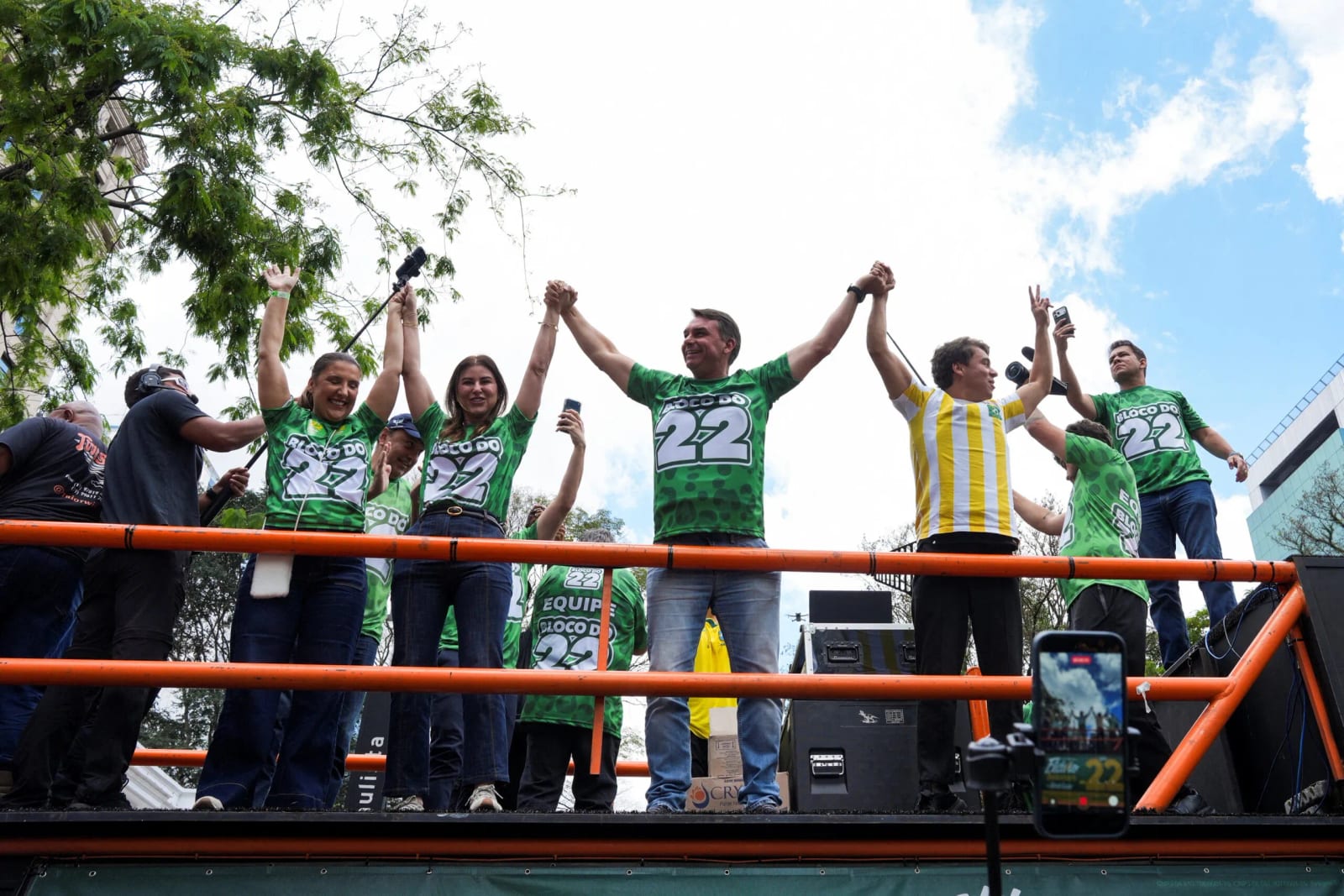 Flávio Bolsonaro reúne multidão na Paulista e diz que receberá faixa do pai