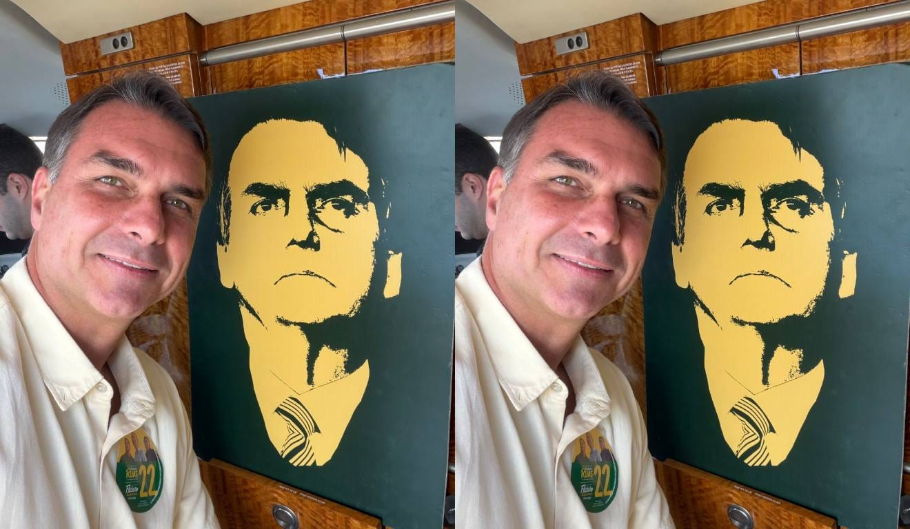 Flávio Bolsonaro posa ao lado de imagem do pai para agradecer resultado do 1º turno