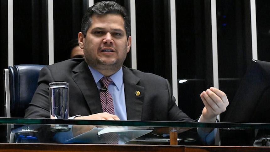 Alcolumbre “paga para ver” e banca PEC do fim da escala 6×1 no Senado em aceno a Lula
