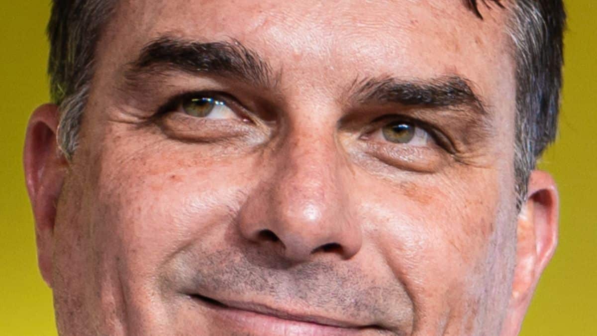 Flávio Bolsonaro nega vínculo bancário com Willer Tomaz