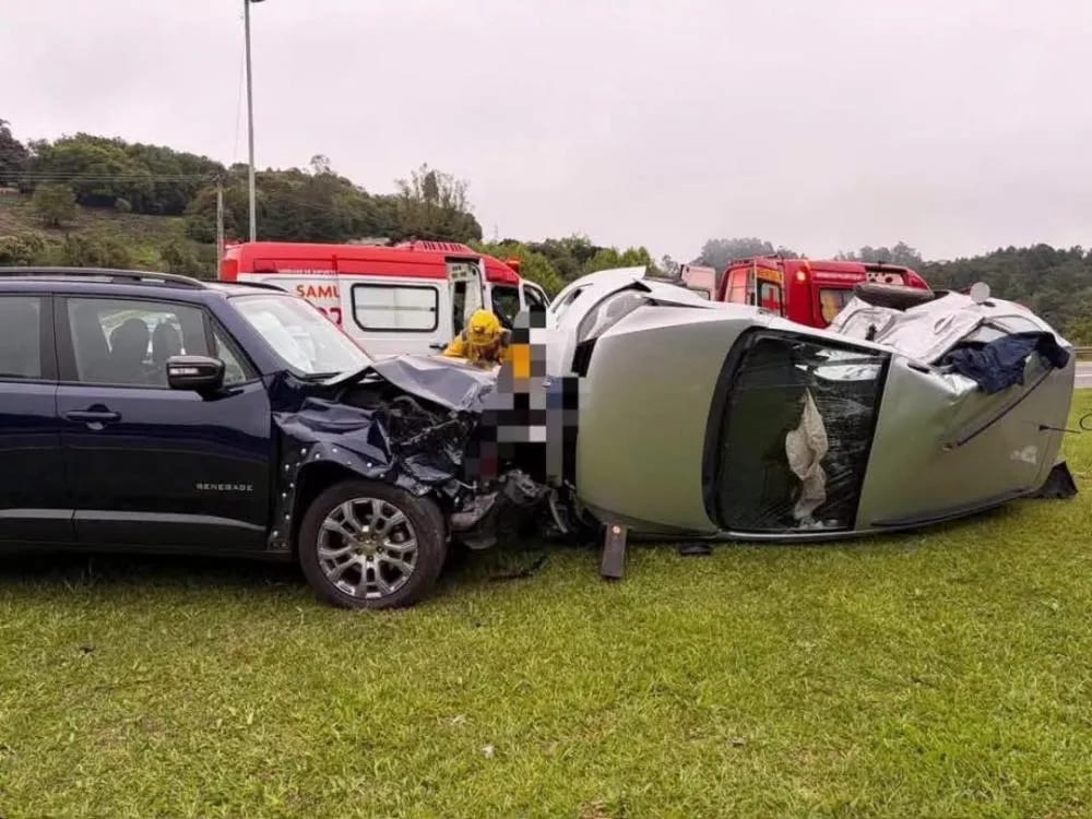 Colisão entre dois veículos deixa duas pessoas feridas na BR-470, em Carlos Barbosa