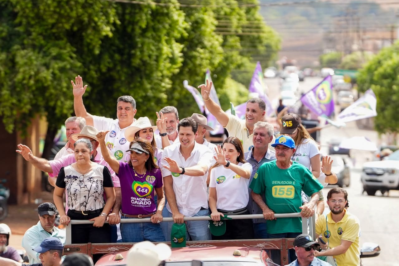 Daniel Vilela recebe apoio de 227 de 246 prefeitos em carreatas no Centro goiano
