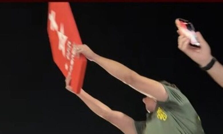 Nikolas Ferreira ergue caixão cenográfico do PT em ato em Manaus
