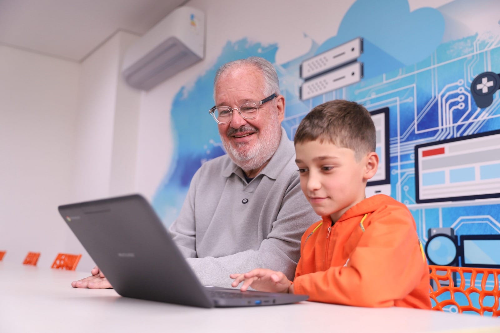 Guararema distribui kits com chromebooks às escolas municipais de Ensino Fundamental