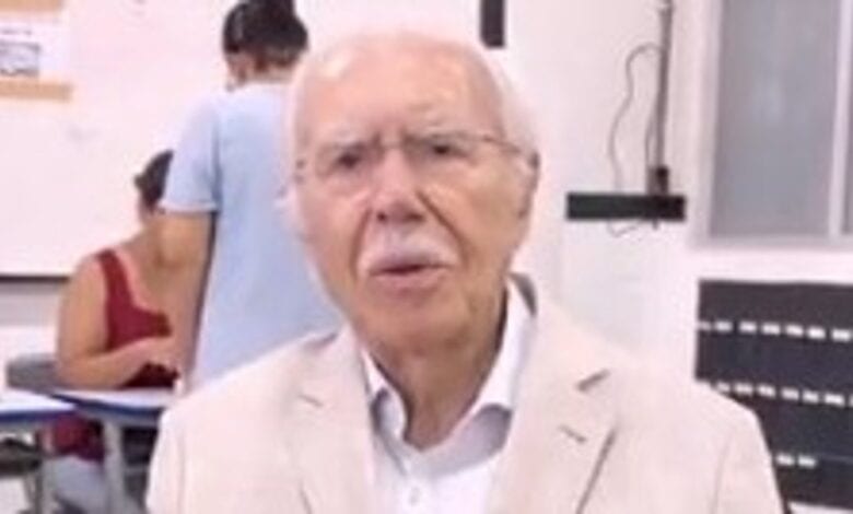 Após alta médica, José Sarney vota aos 96 anos em São Luís e exalta democracia