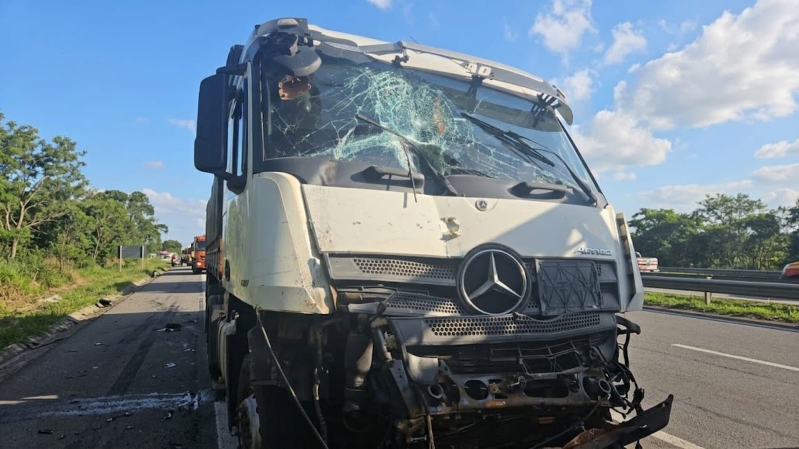 Acidente entre carreta e caminhão causa 15 km de congestionamento na Via Anhanguera, em Limeira