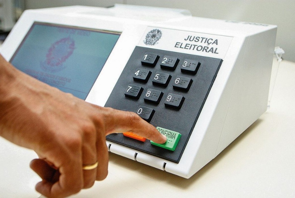 TSE desmonta urna eletrônica ao vivo pela primeira vez