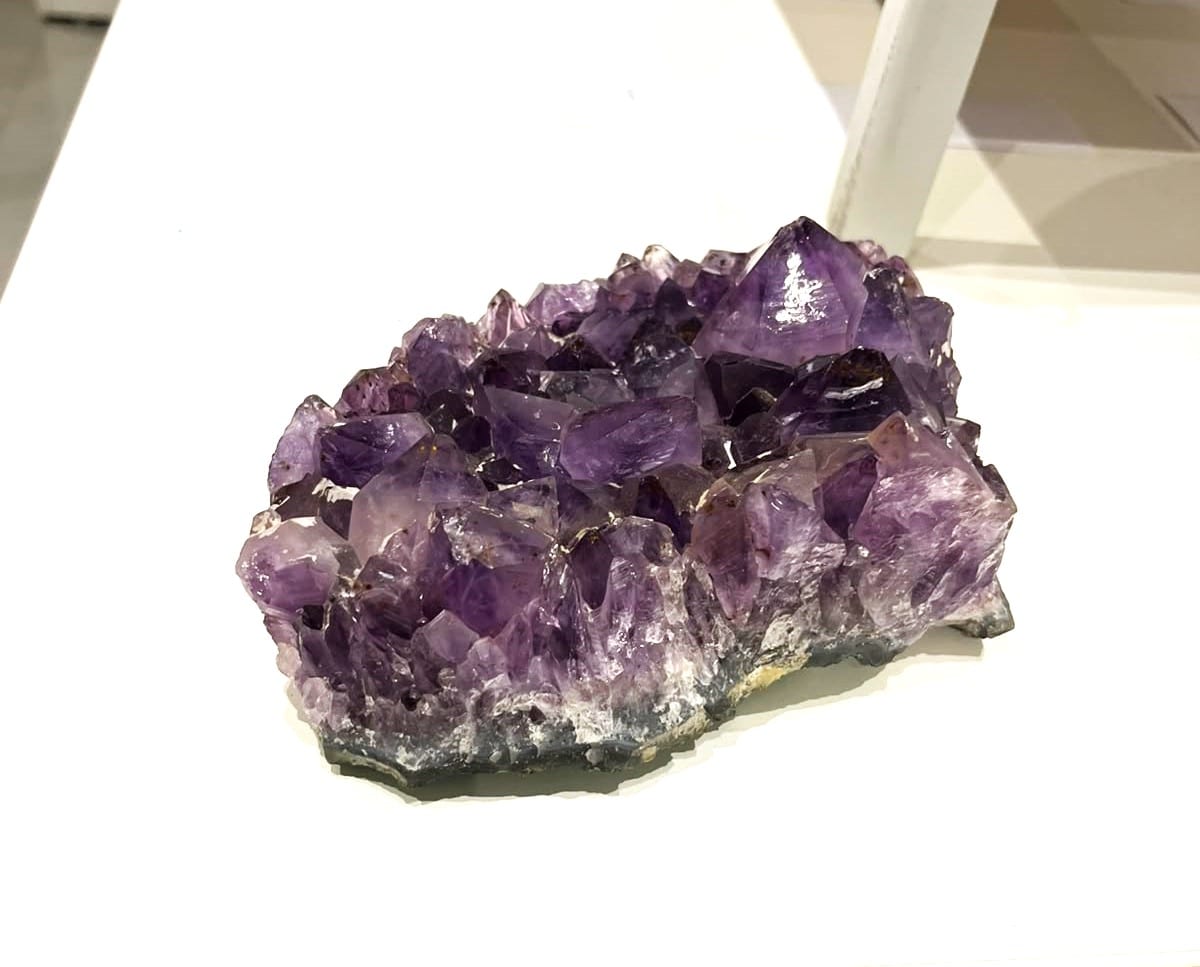 Exposição sobre pedras preciosas e minerais chama atenção no Museu Histórico de Adamantina