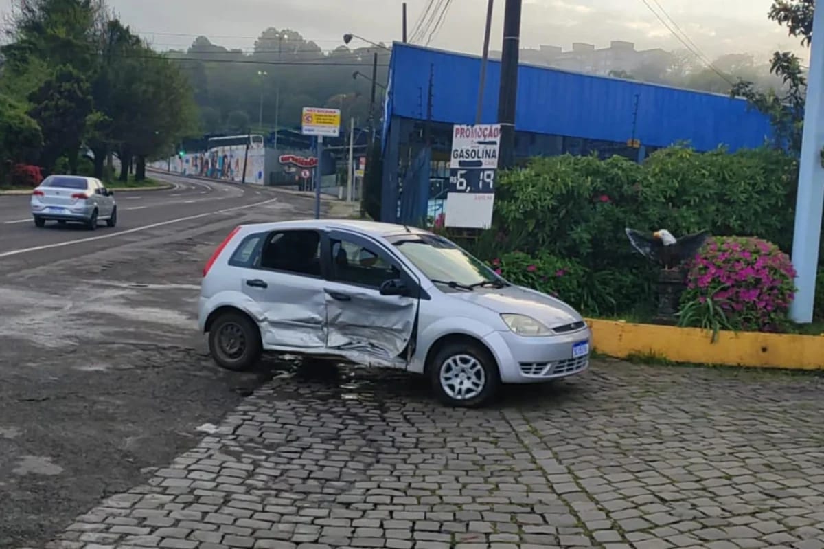 Colisão entre dois carros é registrada na BR-116, em Caxias do Sul