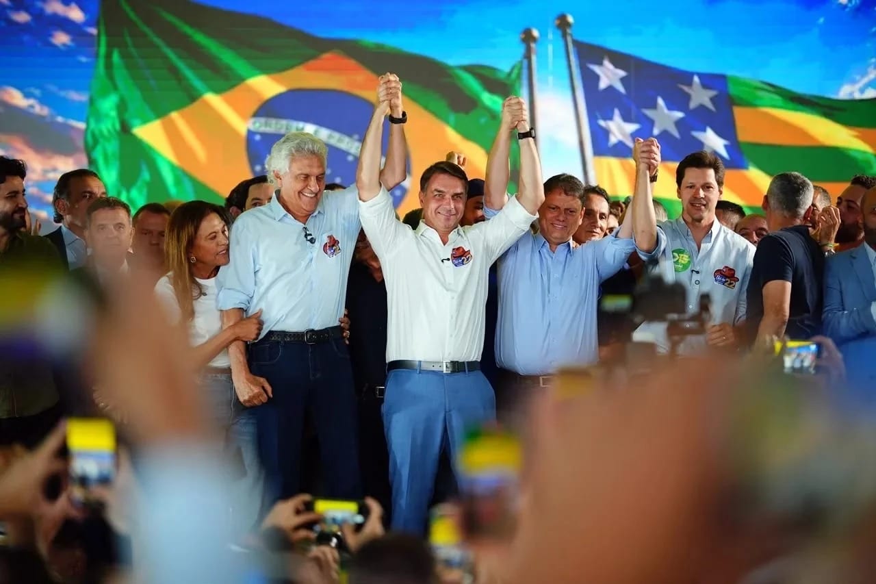 Flávio Bolsonaro diz que quer usar maioria no Congresso para mudar a Constituição