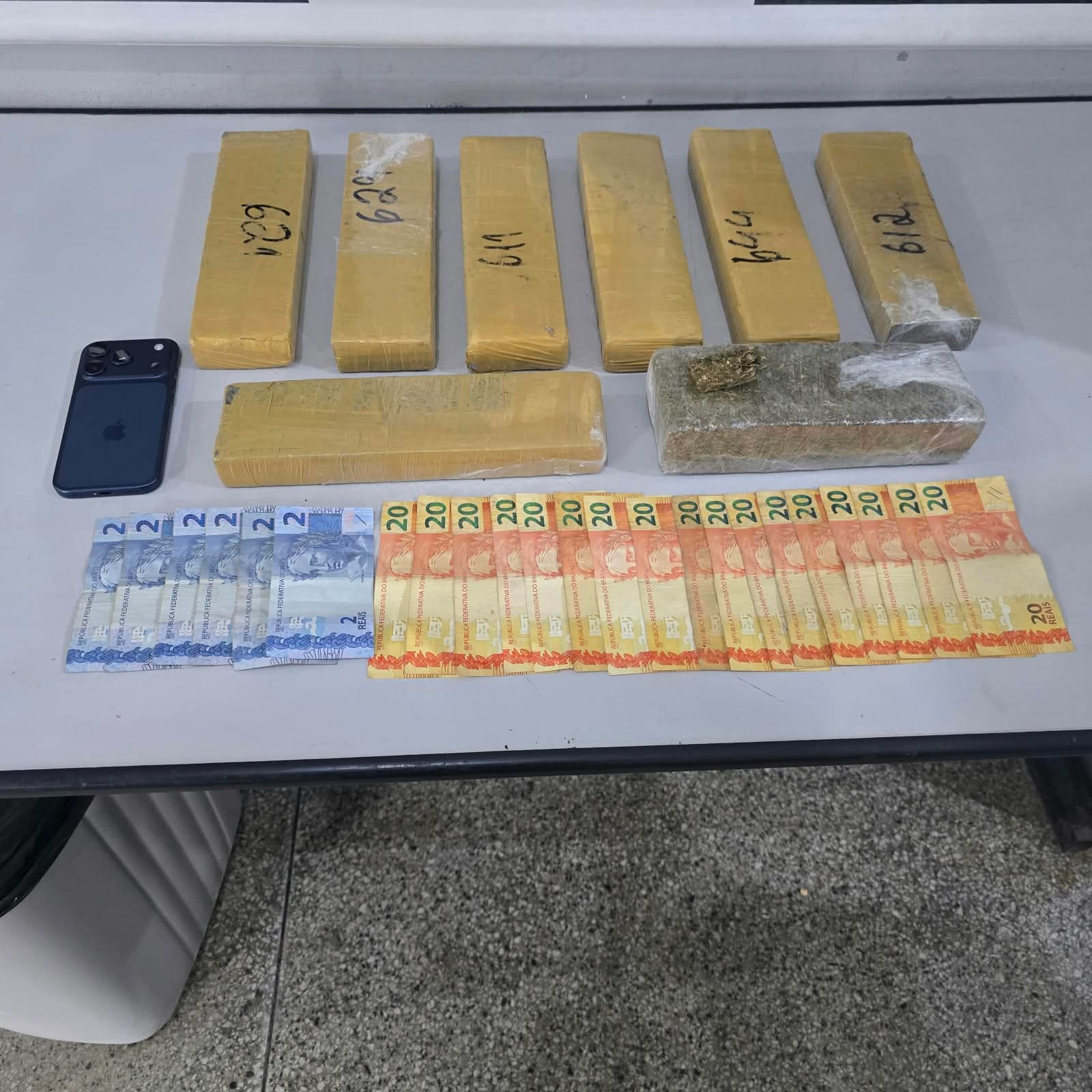 Mulher é presa com 5,1 kg de maconha em posto na Via Dutra, em Jacareí