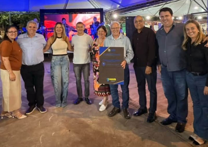 Prefeito Claudemir Borges e vice Xuxu prestigiam comemoração dos 40 anos do Toninho Lanches em Leme, SP