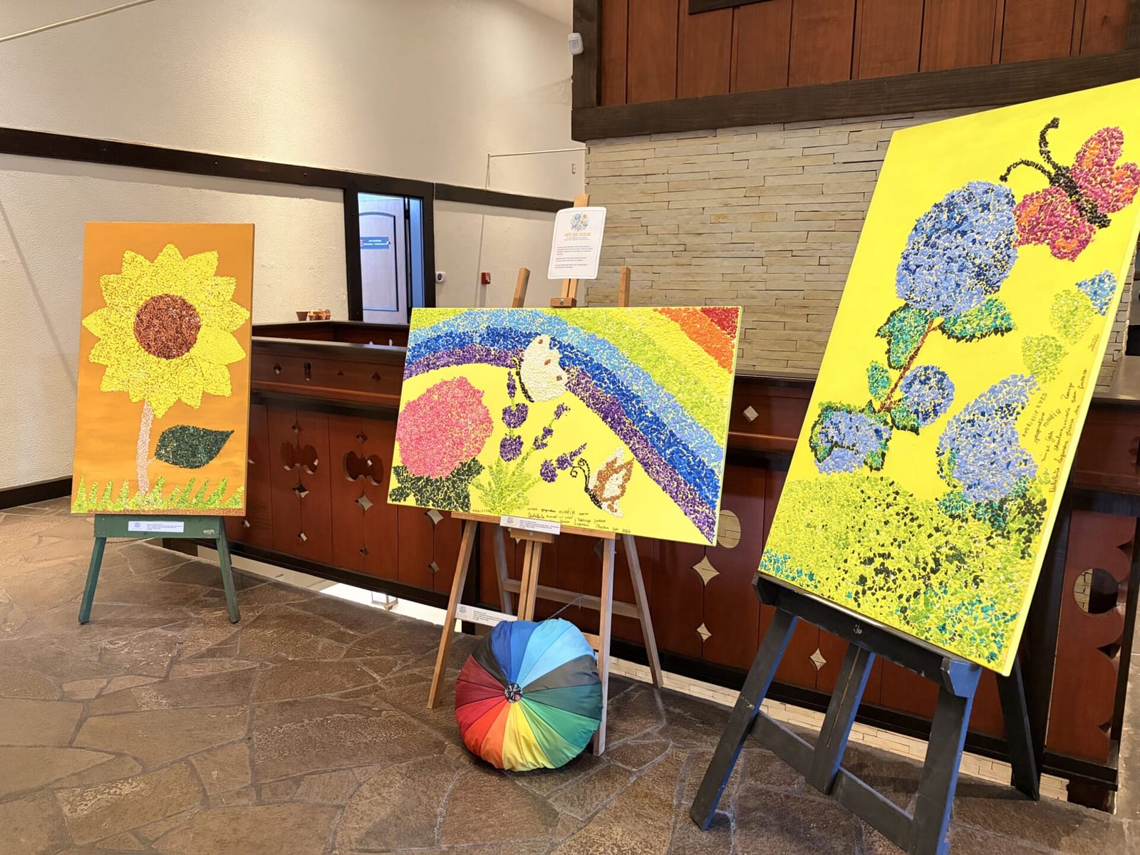 Câmara de Gramado recebe exposição “Arte que Acolhe” com trabalhos produzidos em oficinas do CAPS