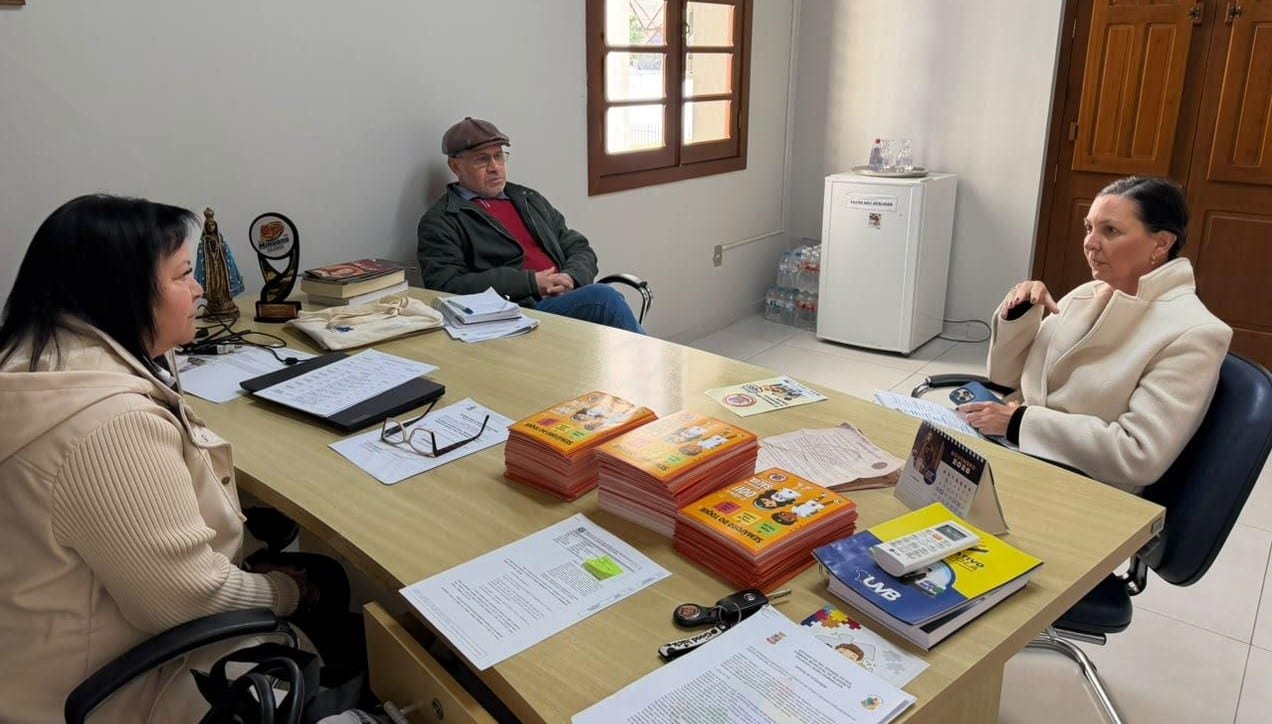 Escola do Legislativo entrega informativos do Infância Segura ao MP