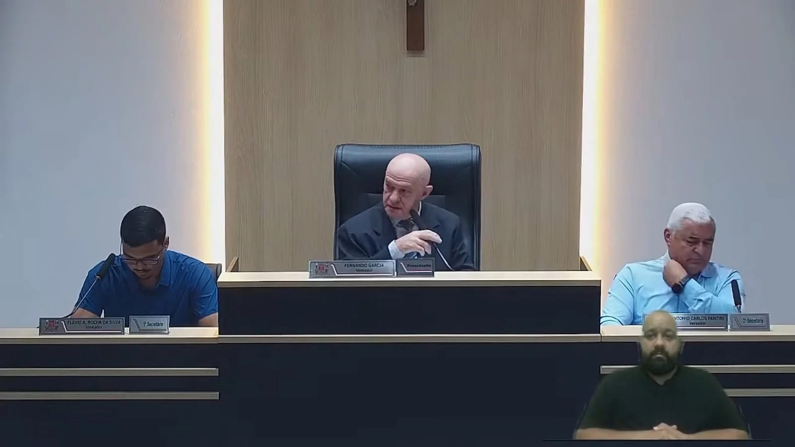 Amparo aprova dois projetos municipais sobre habitação e população em situação de rua