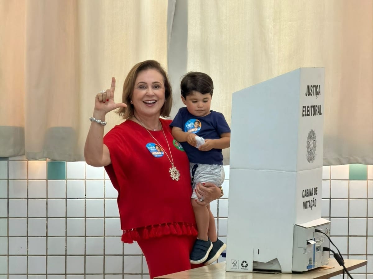 Kátia Abreu votou ao lado do primeiro bisneto e chamou o momento de histórico