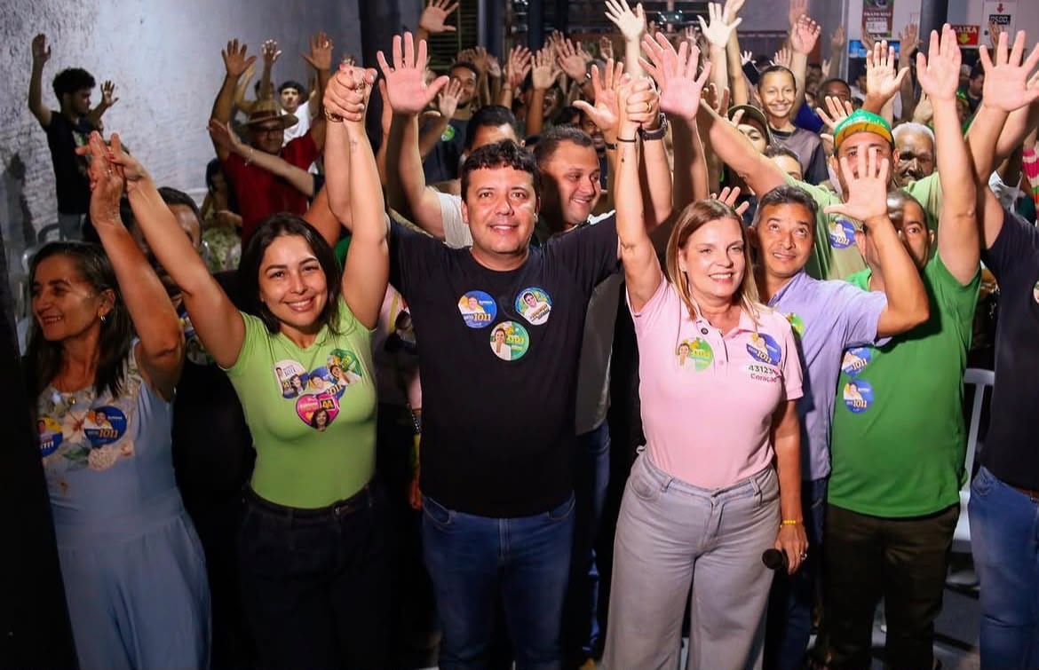 Cláudia Lelis é recebida por militantes em Aparecida do Rio Negro