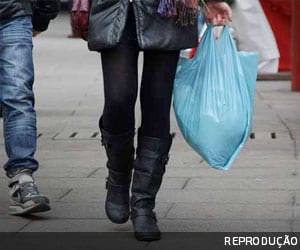 Reforma tributária deixou sacolas plásticas fora do Imposto Seletivo