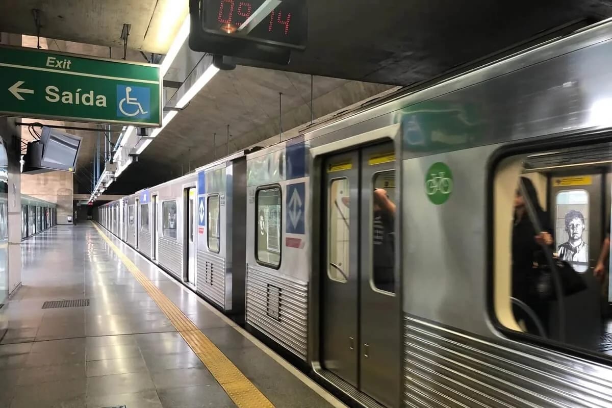 Metrô de SP prorroga testes 24h nos fins de semana até 31/01/2027