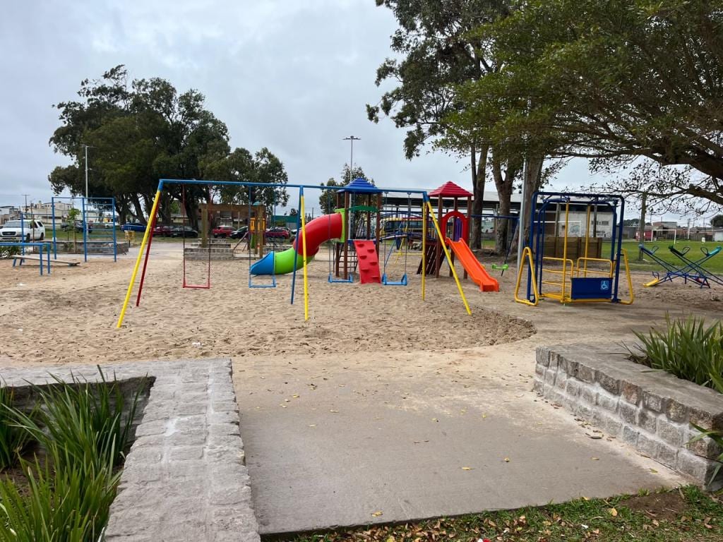 Prefeitura entrega praça revitalizada no bairro Castelo Branco