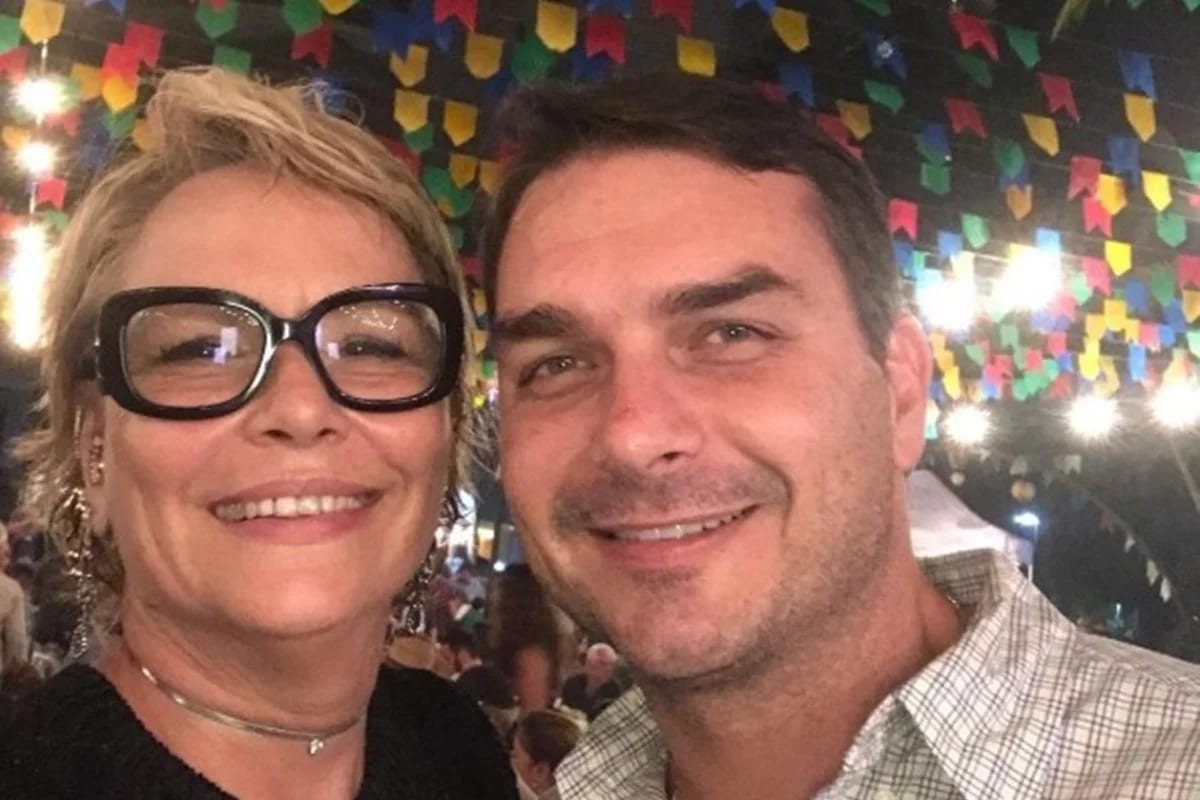 Ex-mulher de Jair e mãe de Flávio Bolsonaro recebe R$ 1 milhão do PL