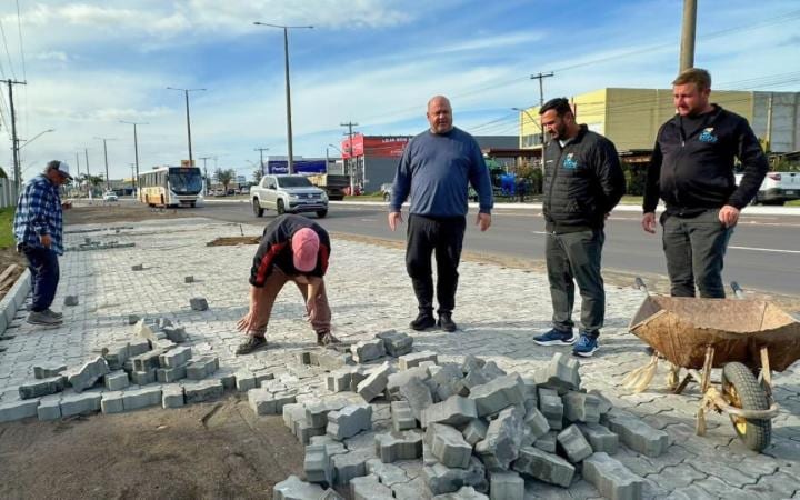 SMOV finaliza meio-fio e coloca bloquetes na Avenida Paraguassú, em Imbé