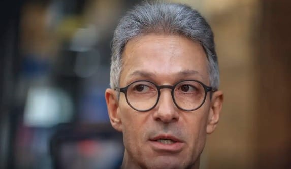 TRE-MG vai apurar uso de celular por Zema na urna