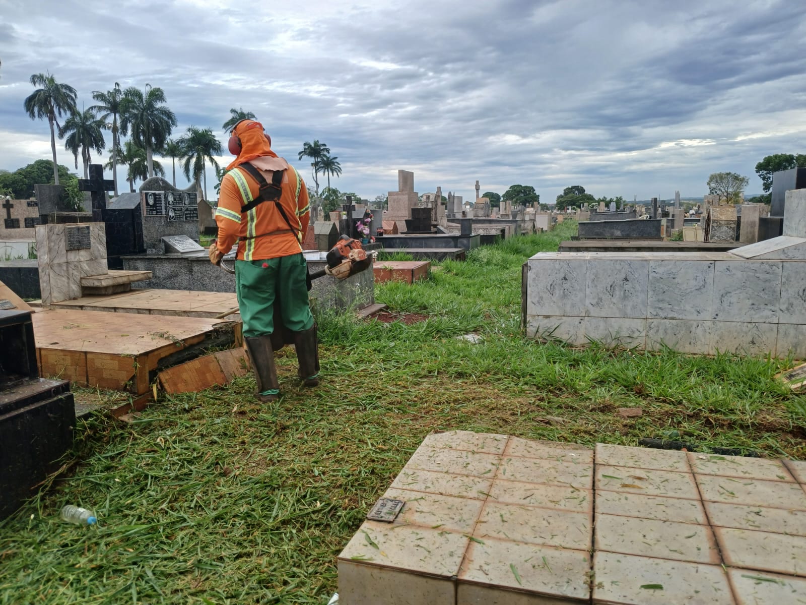 Cemitérios municipais recebem força-tarefa de zeladoria para o Dia de Finados