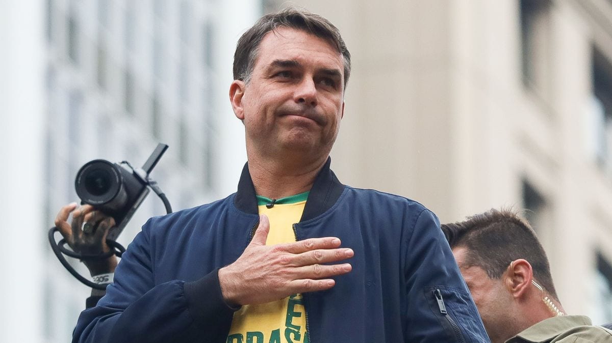 Avião em que estaria Flávio Bolsonaro está a caminho de Miami, mostra site
