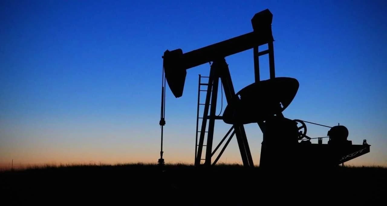 Petróleo cai quase 1% com avanço nas negociações entre EUA e Irã