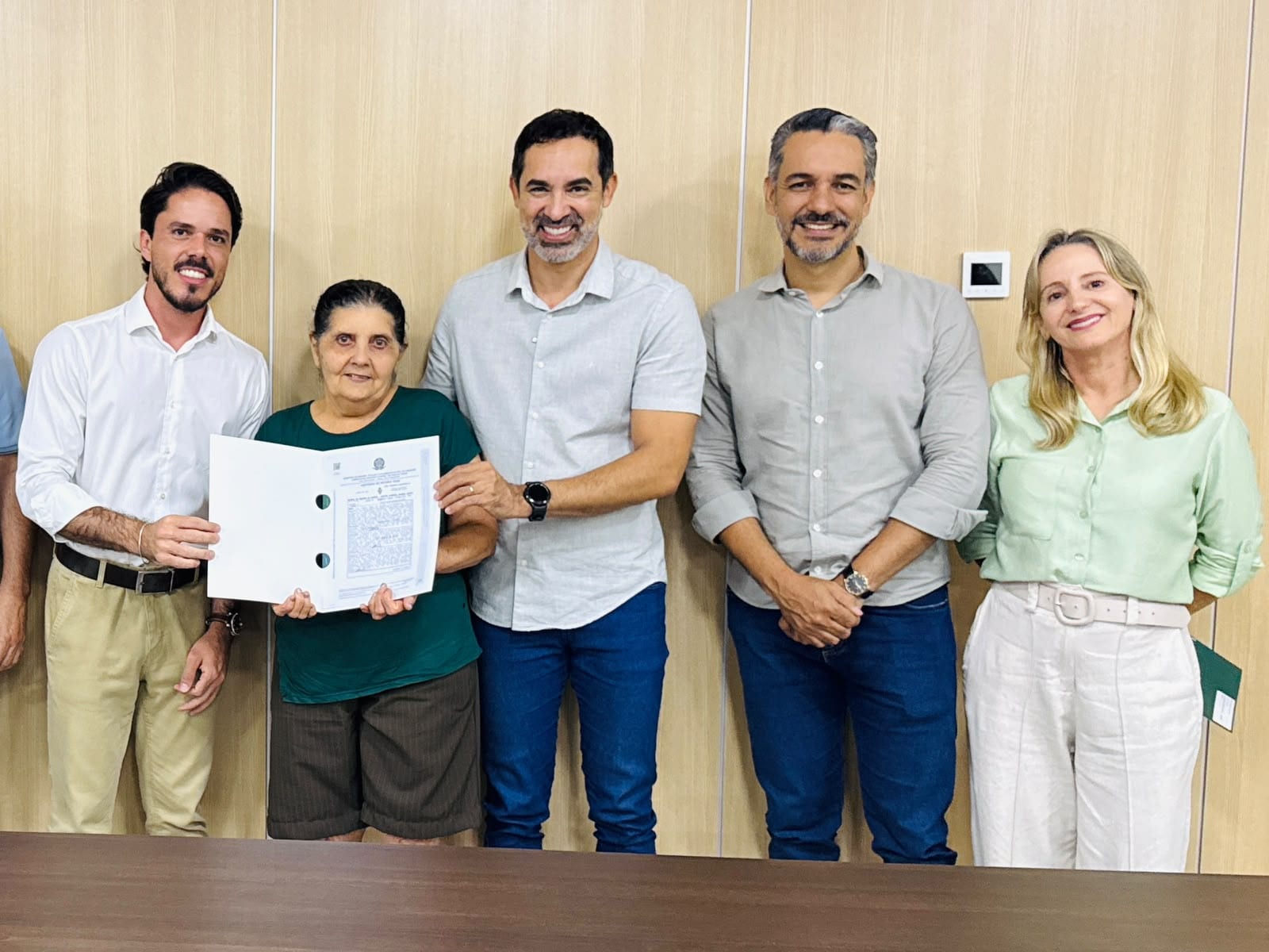 Pellozo entrega escrituras a moradores de dois conjuntos em Senador Canedo