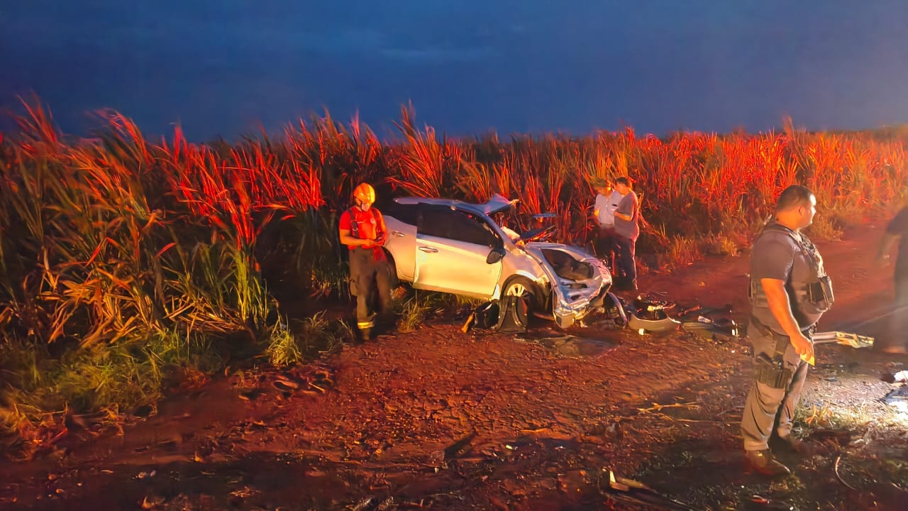 Colisão entre carro e canavieiro deixa cinco feridos em vicinal