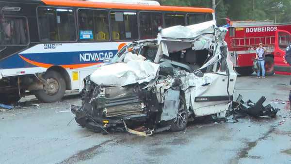 Acidente entre carro e ônibus deixa um ferido e interdita rua em São Cristóvão