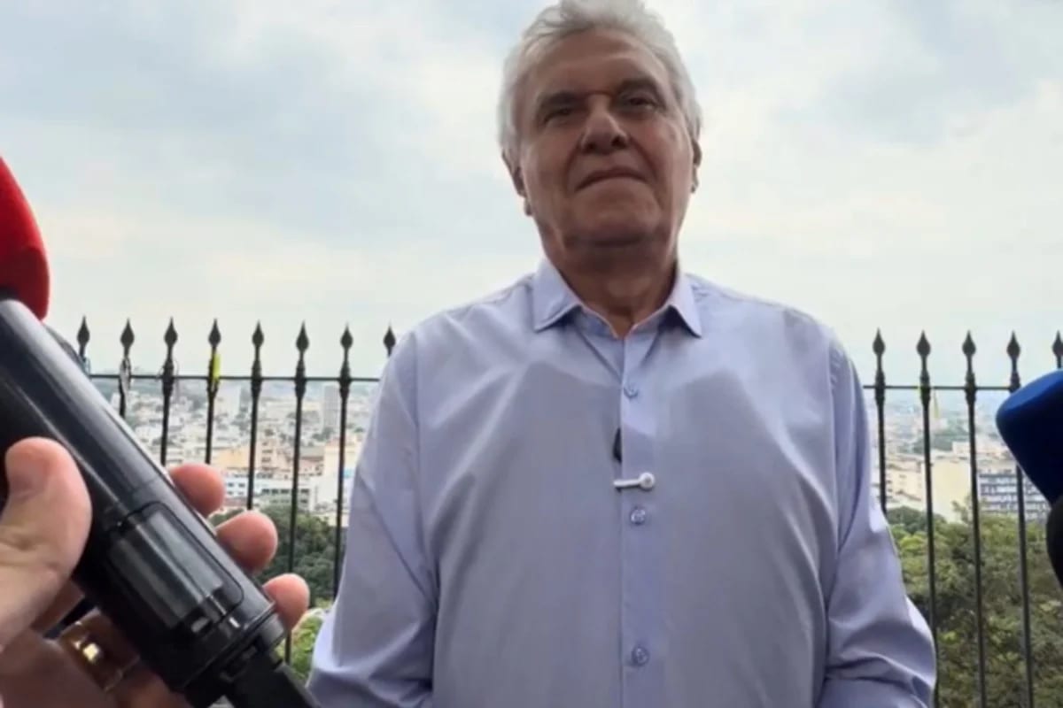 Caiado usa colete à prova de balas e critica câmeras em PMs