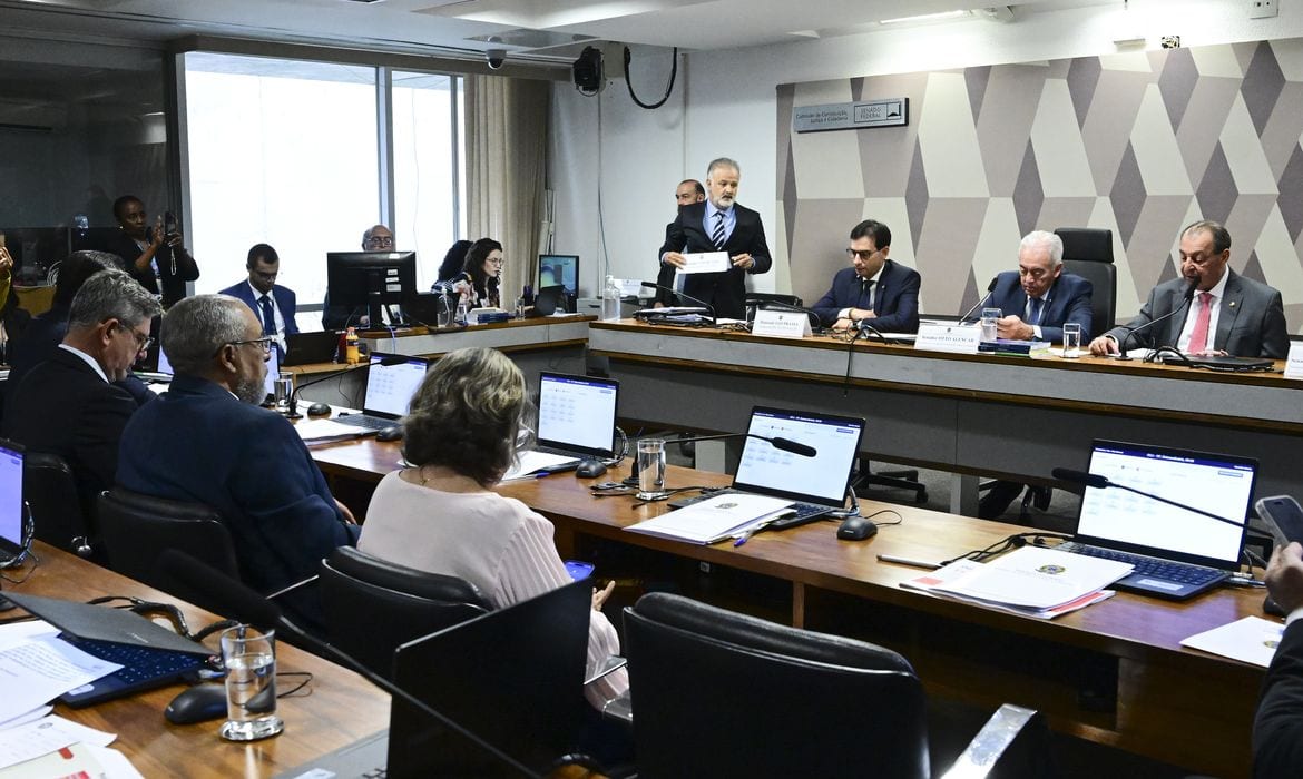 CCJ do Senado aprova proposta que acaba com a escala 6×1 e reduz jornada de trabalho