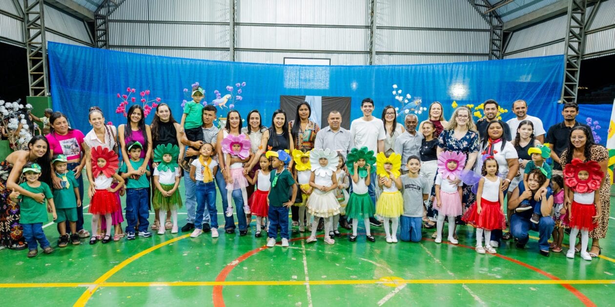 Escola Municipal Professora Luzia Tavares realiza Noite Cultural Literária com apresentações sobre arte, cultura e ident