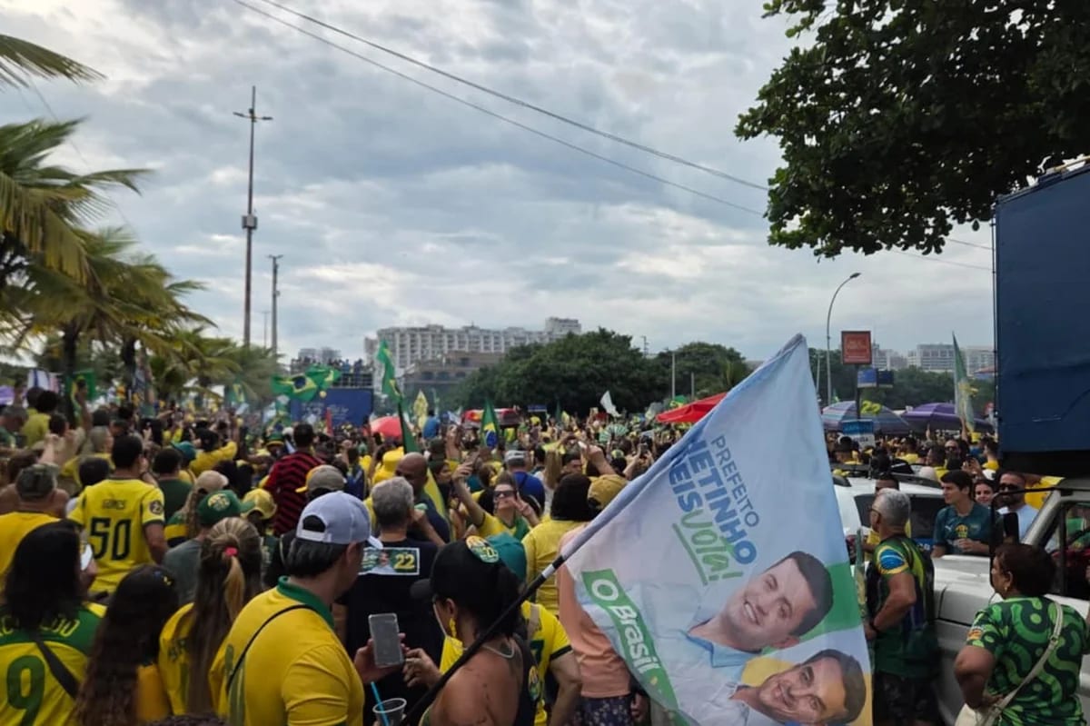 No Rio de Janeiro, Flávio Bolsonaro realiza último ato de campanha na Barra da Tijuca