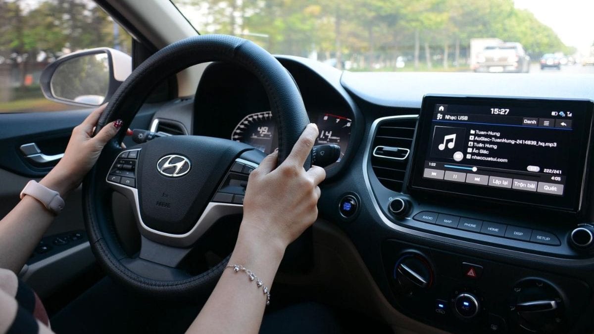 Música ao volante parece inofensiva, mas volume alto e celular nas mãos podem custar pontos na CNH e multa