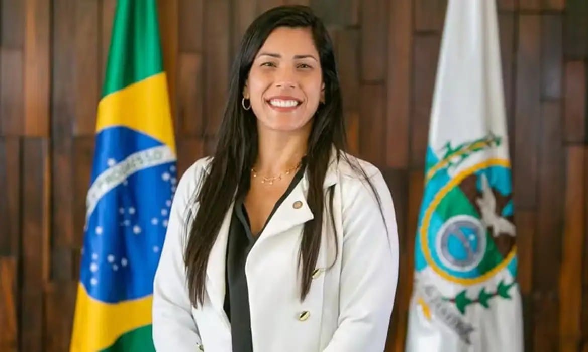Justiça do Trabalho proíbe deputada de incentivar demissões por motivo político nas redes sociais