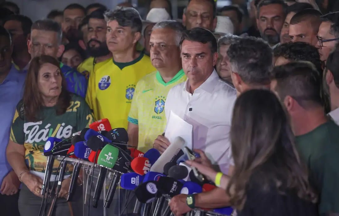 Moraes manda Flávio entregar passaporte e o proíbe de deixar o país