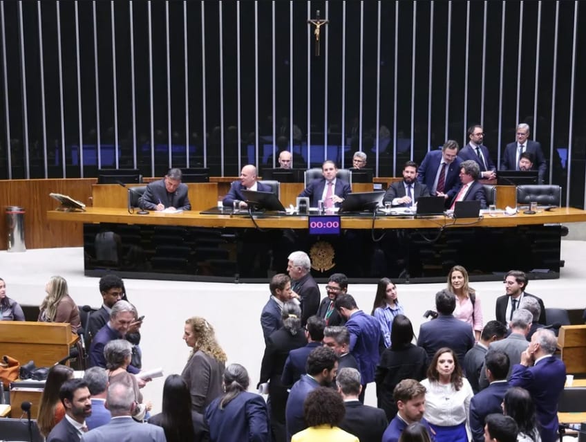 Câmara aprova novas regras para aposentadoria de policiais e bombeiros