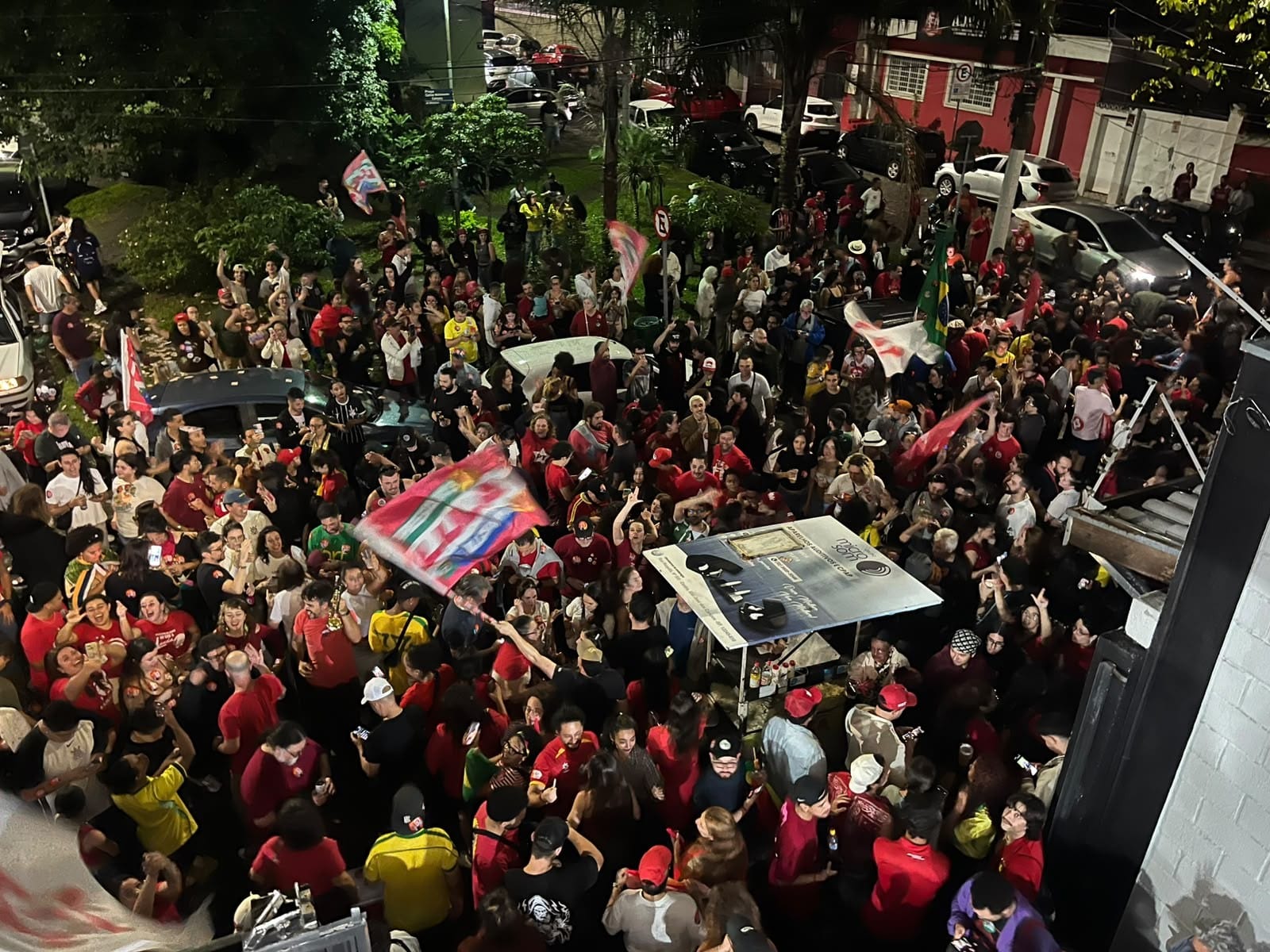 Apoiadores de Lula (PT) comemoram reeleição em São José dos Campos e Taubaté; veja vídeo