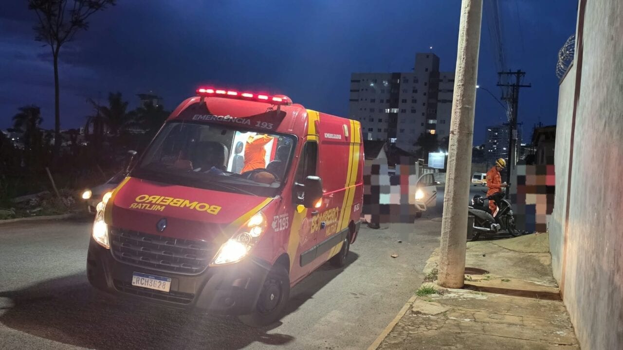 Mulher fica ferida após acidente entre carro e moto em Catalão