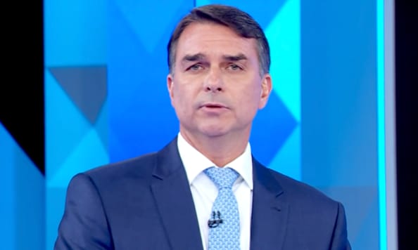 Aliados recebem informação de que Flávio Bolsonaro deixou o Brasil