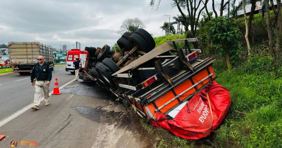 Capotamento é registrado no trevo entre a BR-386 e a ERS-404 em Sarandi