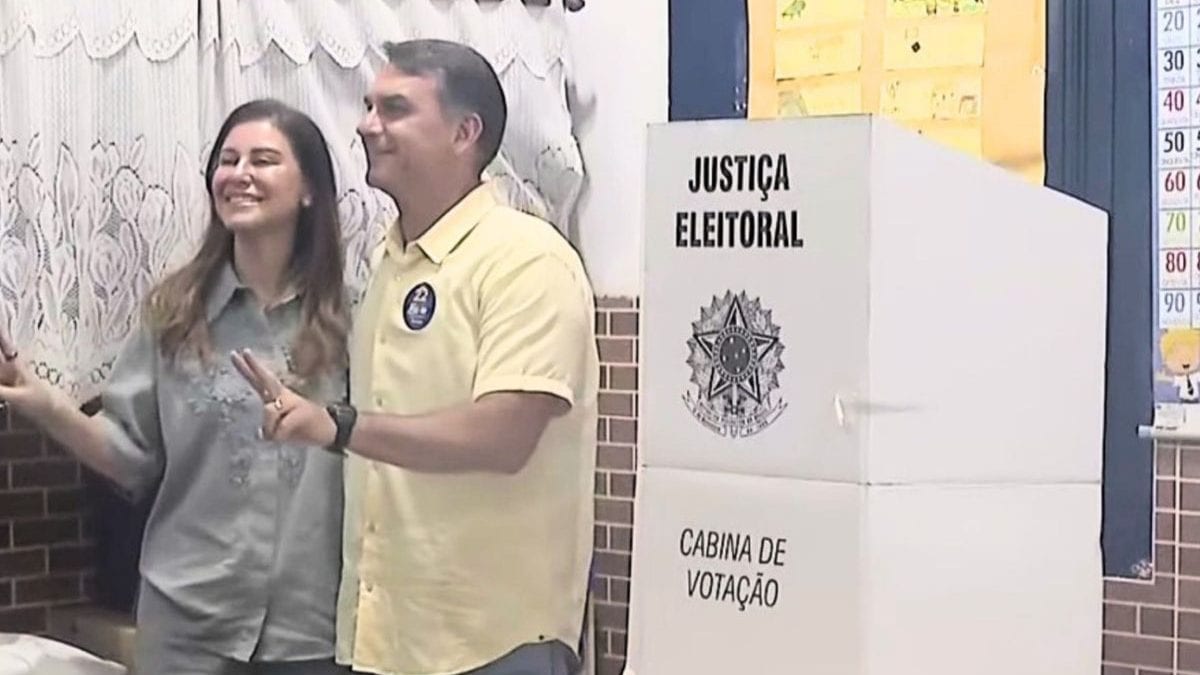 Flávio Bolsonaro vota no segundo turno no Rio e seguirá para Brasília para acompanhar a apuração