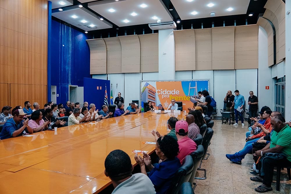 Marcelo Lima entrega carteirinhas a 81 ambulantes de São Bernardo