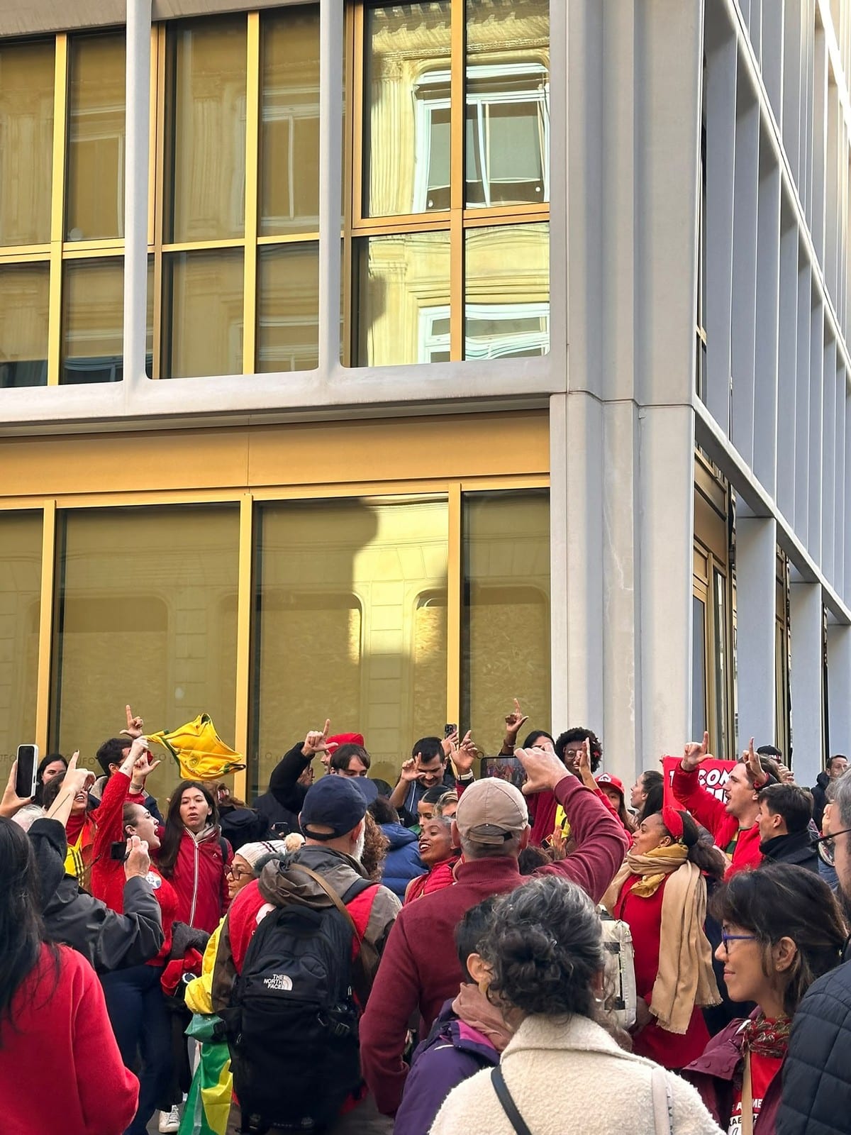 Brasileiros formam fila antes da abertura do local de votação em Paris