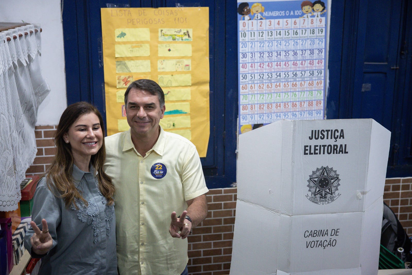 Ao votar, Flávio Bolsonaro cita endividamento e segurança pública e diz que campanha foi limpa